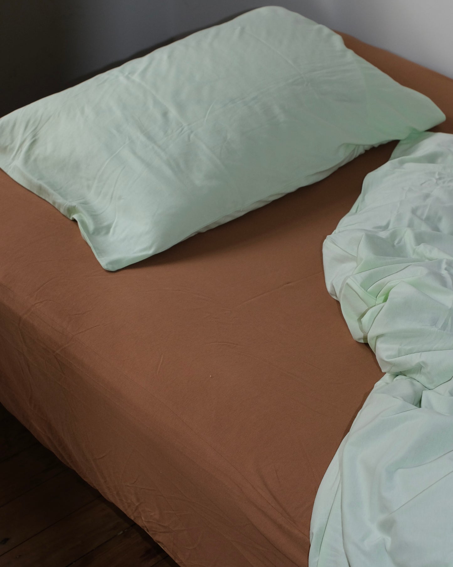 Organic Cotton Fitted Sheet in Brown